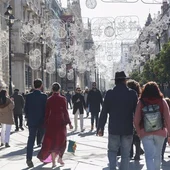 Turistas y sevillanos disfrutan del ambiente navideño por la Avda de la Constitución en Sevilla, foto de recurso Turistas y sevillanos disfrutan del ambiente navideño por la Avda de la Constitución en Sevilla, foto de recurso