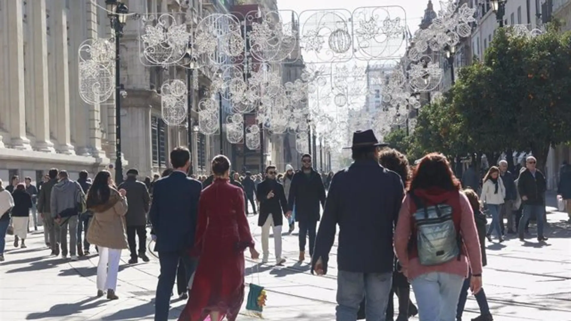 Turistas y sevillanos disfrutan del ambiente navideño por la Avda de la Constitución en Sevilla, foto de recurso