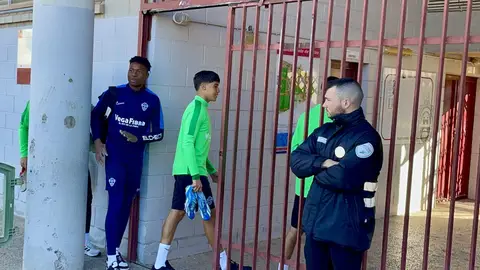 El portero Owen Bosch y el canterano Adam, entrando al entrenamiento del Elche CF El Elche espera que Dituro se entrene este martes