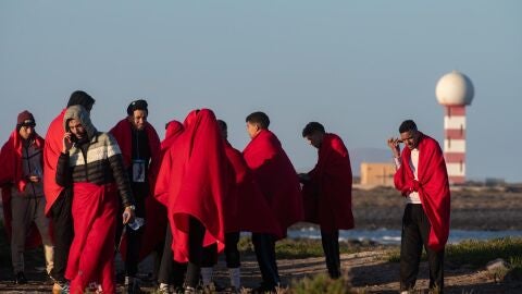 Un grupo de 55 inmigrantes de origen subsahariano y magrebí ha llegado este domingo en lancha neumática a la playa de LasCaletillas-El Matorral, cerca de la localidad de Morro Jable (Fuerteventura). 