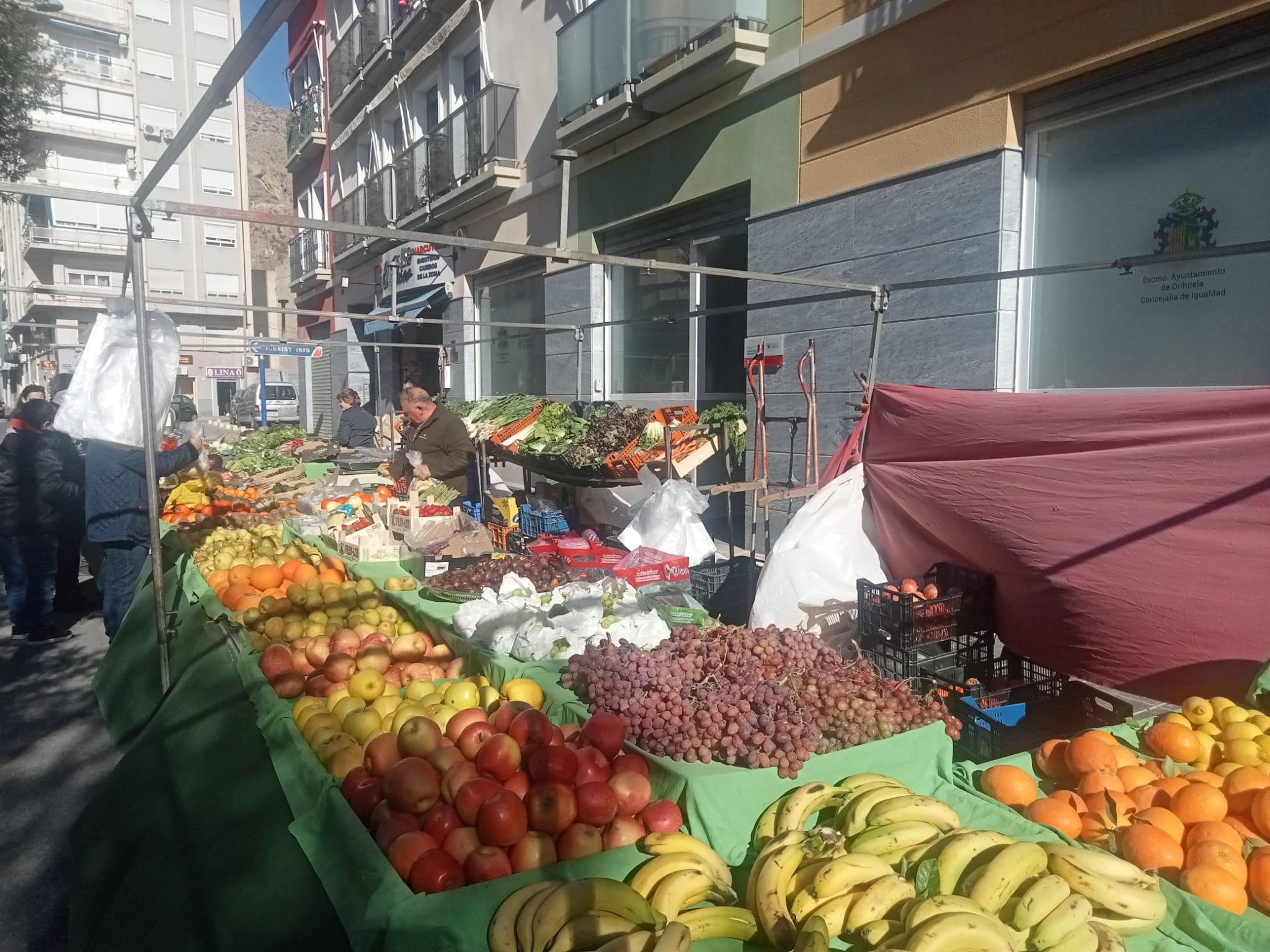 El mercado se traslada a la Plaza Teniente Linares por las obras en la red de saneamiento El mercado se traslada a la Plaza Teniente Linares por las obras en la red de saneamiento