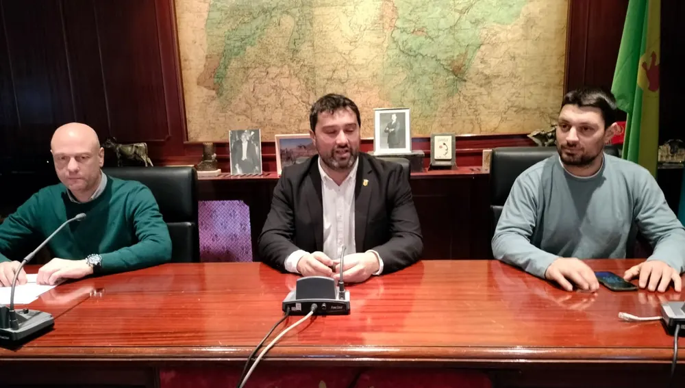 Óscar Pérez vicepresidente flanqueado por el secretario municipal y el edil de promoción económica. Óscar Pérez vicepresidente flanqueado por el secretario municipal y el edil de promoción económica.