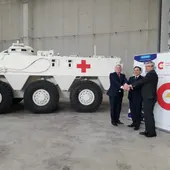 Albares junto a una de las ambulancias blindadas Albares junto a una de las ambulancias blindadas