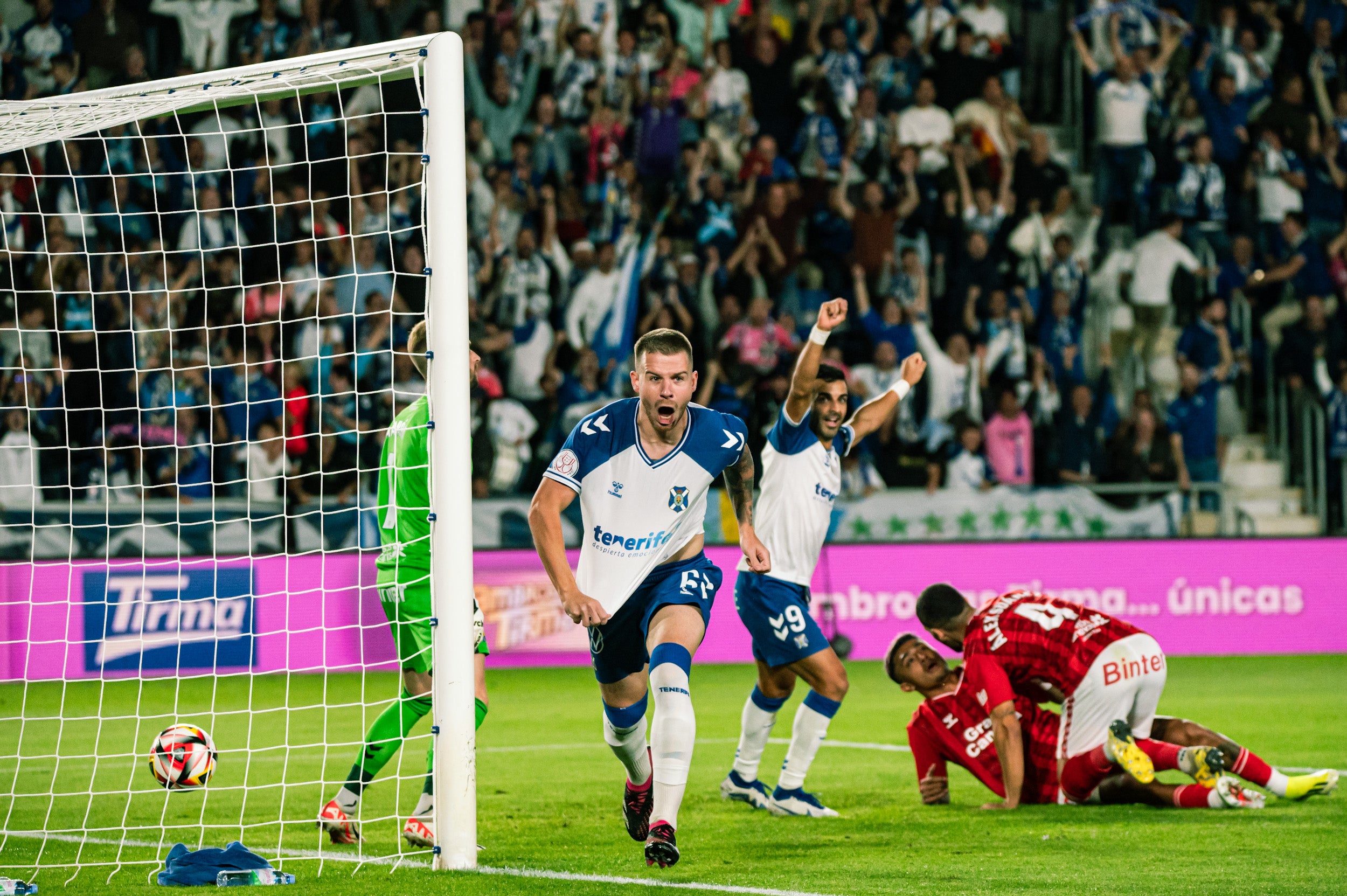 El Tenerife fulmina a Las Palmas en el derbi de Copa del Rey El Tenerife fulmina a Las Palmas en el derbi de Copa del Rey