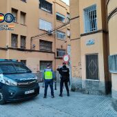 Dos agentes de la Policía Nacional en el barrio Los Palmerales de Elche. 