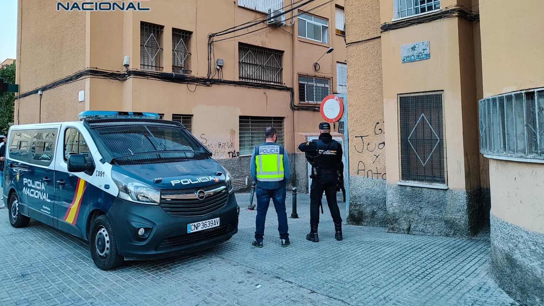 Dos agentes de la Policía Nacional en el barrio Los Palmerales de Elche. 
