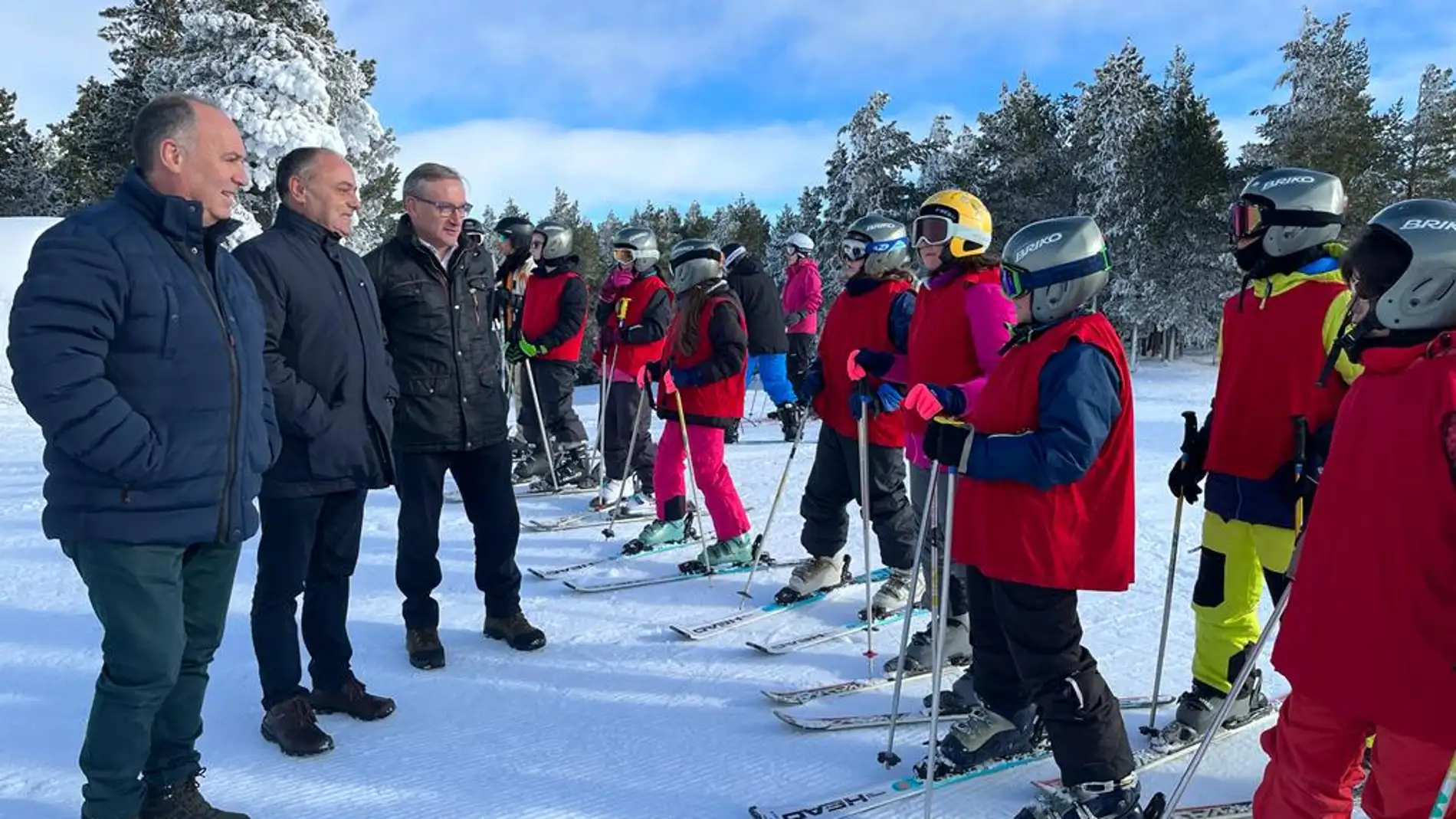 Los representantes de la Diputación han visitado esta mañana a los escolares participantes en la campaña de esquí
