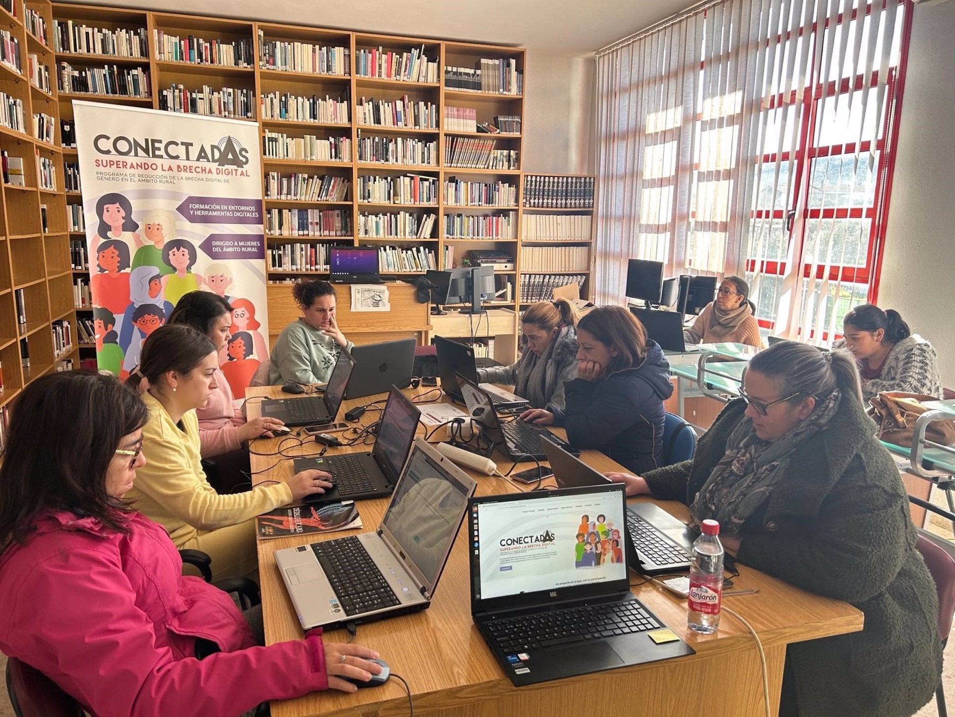 El programa 'ConectadAs' acerca las competencias digitales a más de 8.700 mujeres en entornos rurales extremeños El programa 'ConectadAs' acerca las competencias digitales a más de 8.700 mujeres en entornos rurales extremeños