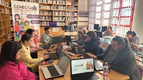 El programa 'ConectadAs' acerca las competencias digitales a más de 8.700 mujeres en entornos rurales extremeños El programa 'ConectadAs' acerca las competencias digitales a más de 8.700 mujeres en entornos rurales extremeños