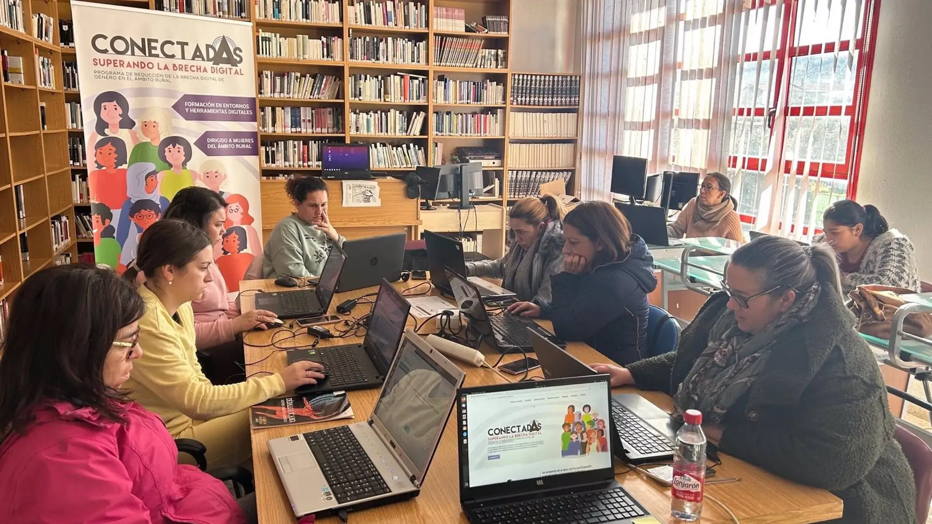 El programa 'ConectadAs' acerca las competencias digitales a más de 8.700 mujeres en entornos rurales extremeños