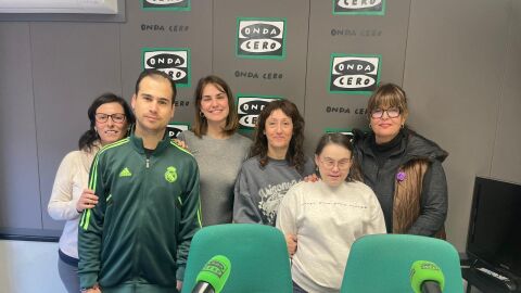 El Centro de D&iacute;a de S&iacute;ndrome de Down visita los estudios de la radio.