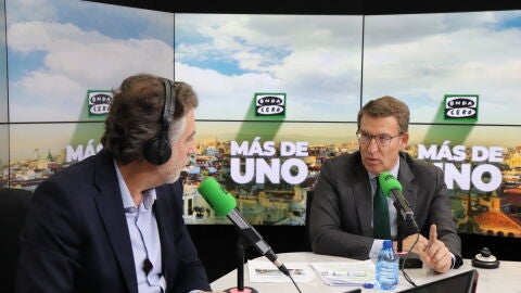 El líder del Partido Popular, Alberto Núñez Feijóo, con Carlos Alsina en &#39;Más de uno&#39;
