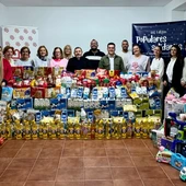 Nuevas Generaciones de Méntrida bate su propio récord con “Populares Solidarios” recogiendo 3000kg de alimentos y 250 juguetes Nuevas Generaciones de Méntrida bate su propio récord con “Populares Solidarios” recogiendo 3000kg de alimentos y 250 juguetes