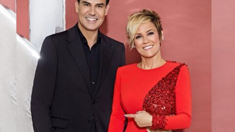 Pardo junto al modisto con el vestido que luci&oacute; en las Campanadas de la Sexta