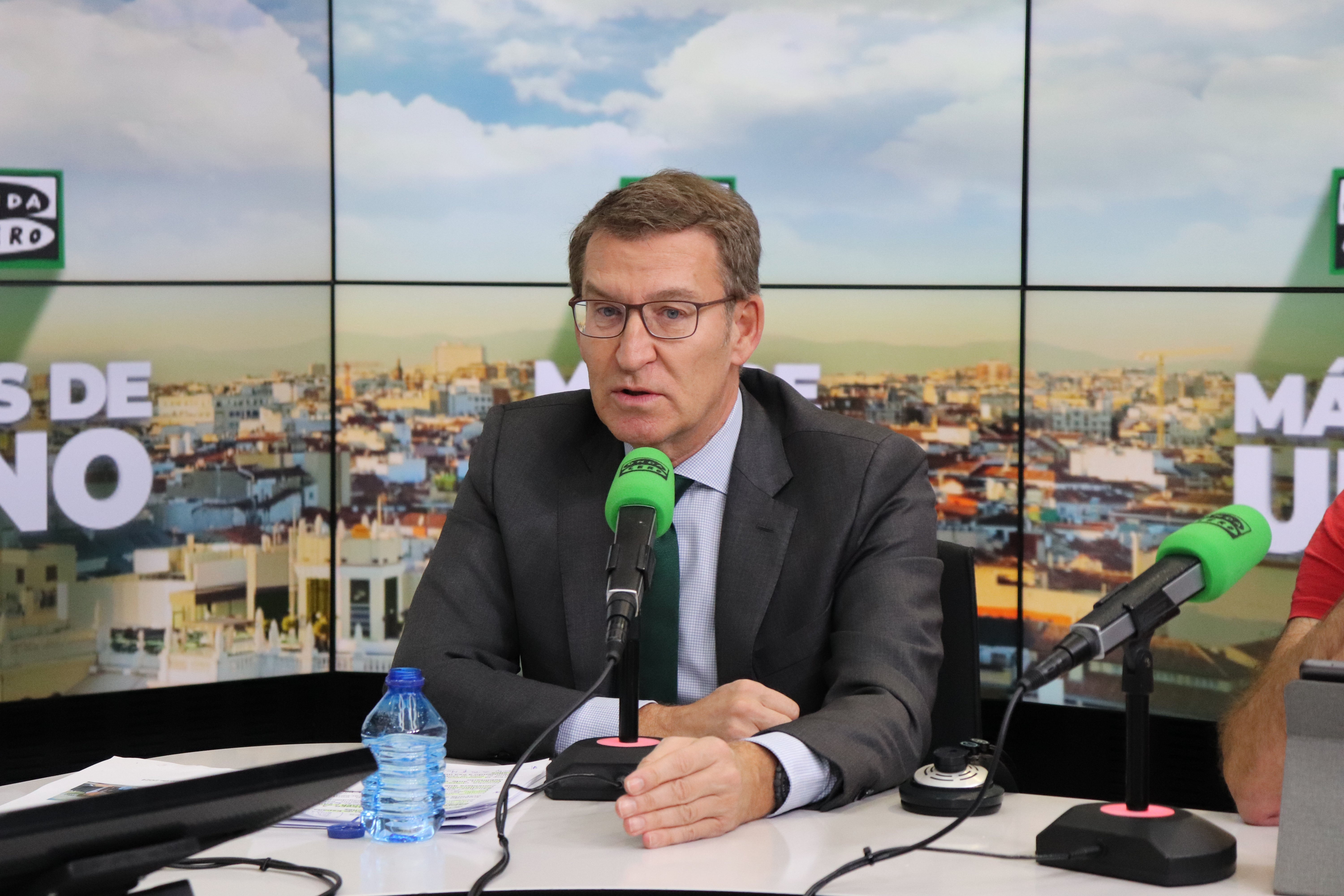 Alberto Núñez Feijóo: "Lo que es tóxico es la utilización política que se está haciendo de un vertido en las costas portuguesas" Alberto Núñez Feijóo: "Lo que es tóxico es la utilización política que se está haciendo de un vertido en las costas portuguesas"