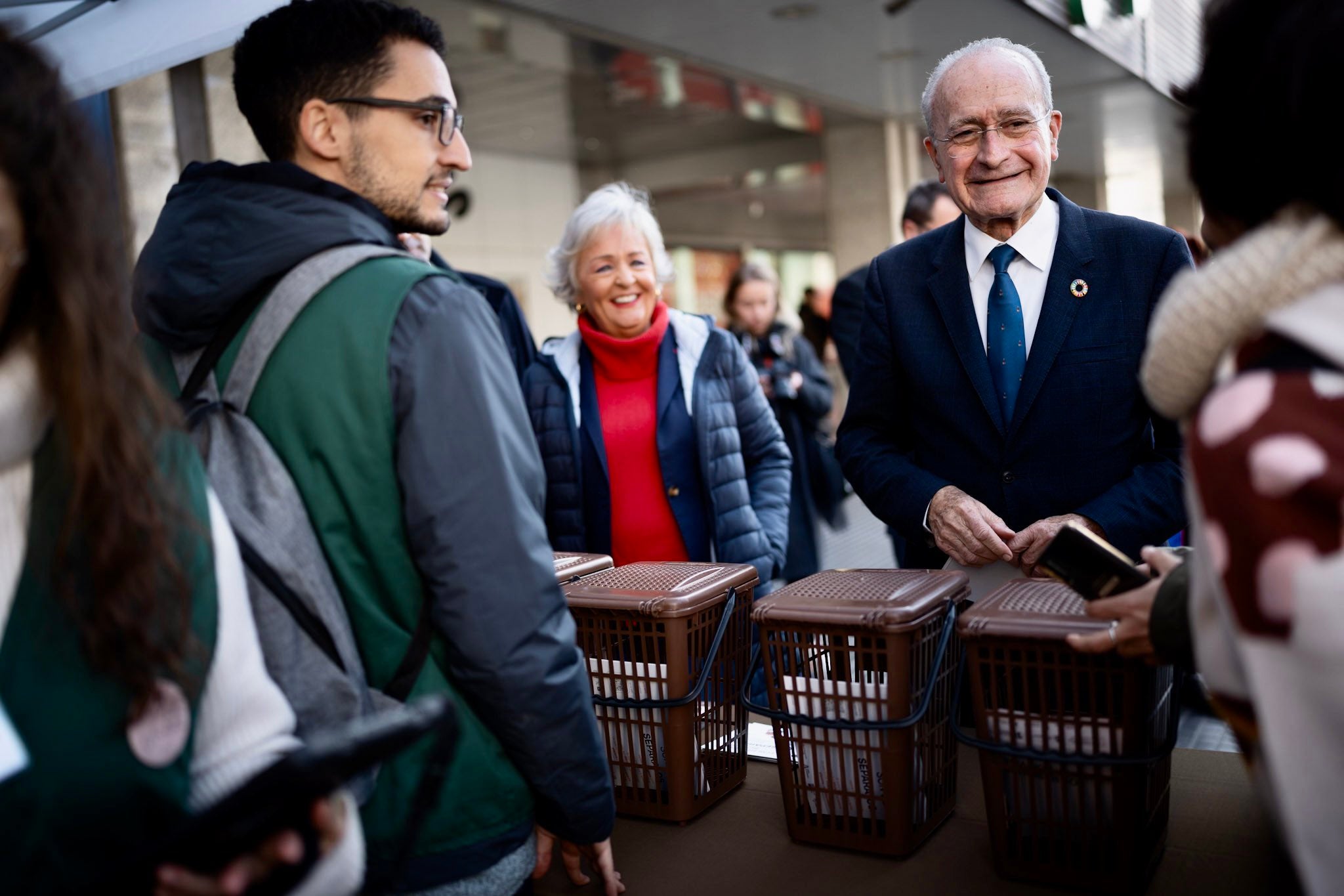 Málaga instala contendores y papeleras para fomentar el reciclaje Málaga instala contendores y papeleras para fomentar el reciclaje