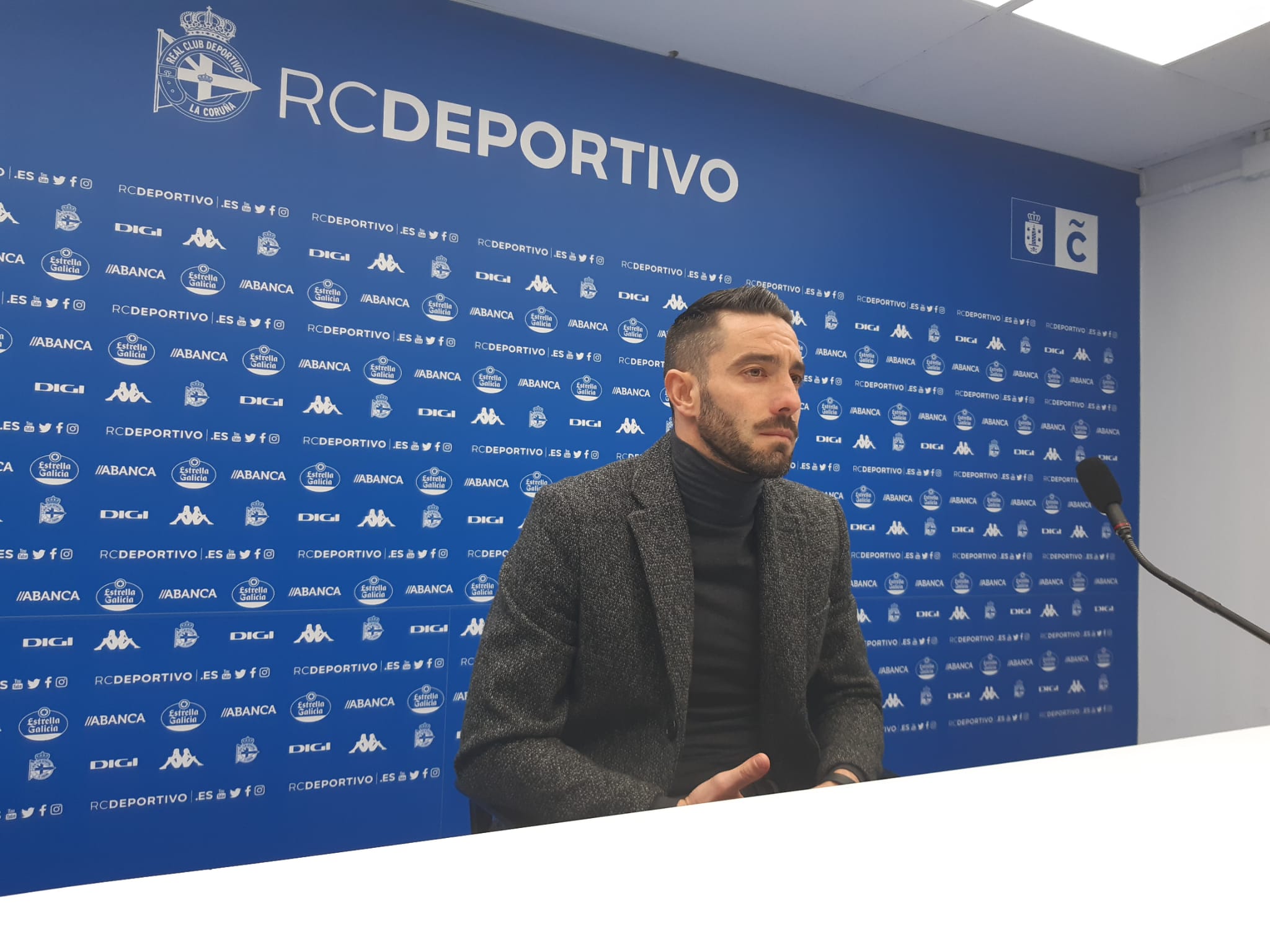 Mackay se despide sin preguntas, pidiendo disculpas, maldiciendo la tarde de Castellón y arropado por capitanes y Álex Bergantiños Mackay se despide sin preguntas, pidiendo disculpas, maldiciendo la tarde de Castellón y arropado por capitanes y Álex Bergantiños