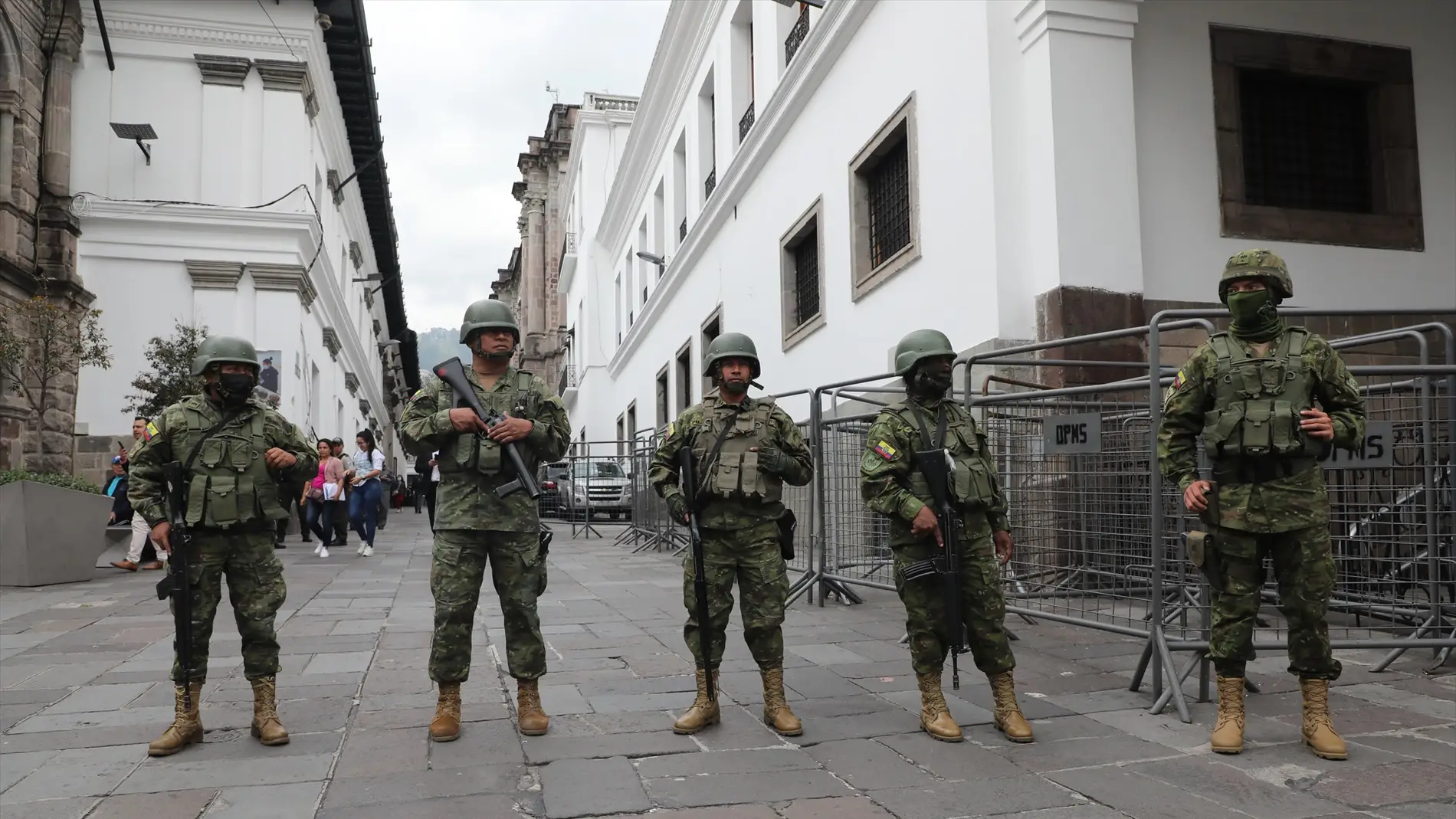 Soldados ecuatorianos custodiano el palacio presidencial de Quito