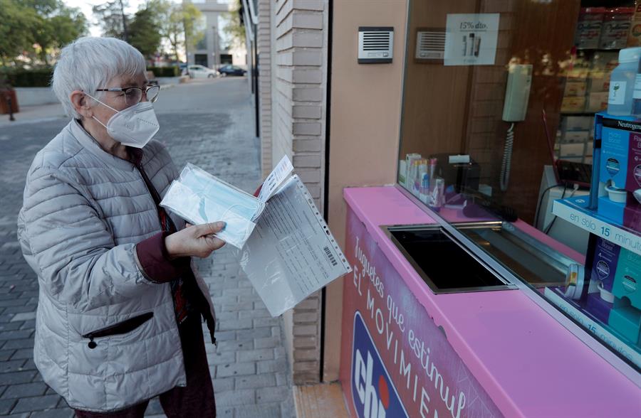 Aumenta en València la demanda de mascarillas y test en la farmacias: "La gente conoce la situación" Aumenta en València la demanda de mascarillas y test en la farmacias: "La gente conoce la situación"