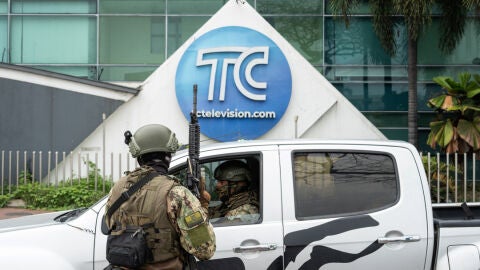 Infantes de Marina realizan un operativo en la sede del canal de televisi&oacute;n TC