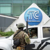 Infantes de Marina realizan un operativo en la sede del canal de televisión TC