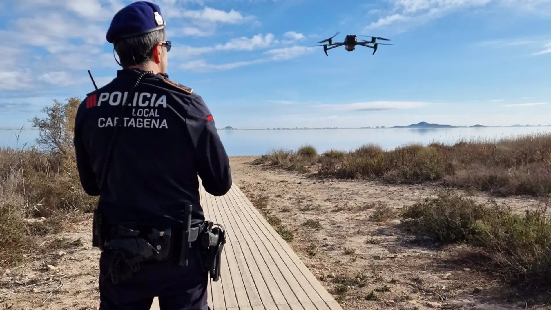 Varios drones se suman a la búsqueda del joven desaparecido en el Mar Menor