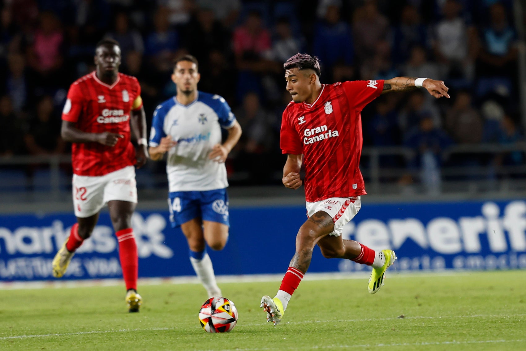 Severo castigo para un jugador de Las Palmas después del derbi contra el Tenerife Severo castigo para un jugador de Las Palmas después del derbi contra el Tenerife