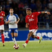 Julián Araújo en una acción del derbi Tenerife- Las Palmas de Copa del Rey