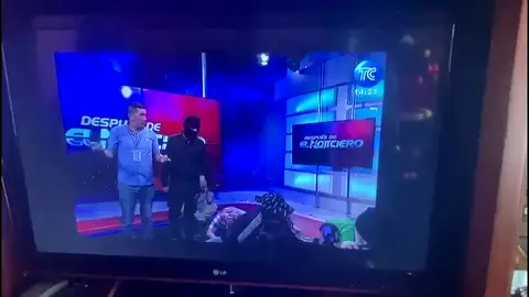 El angustioso momento en que una banda asalta un canal de TV de Ecuador apuntando a periodistas El angustioso momento en que una banda asalta un canal de TV de Ecuador apuntando a periodistas