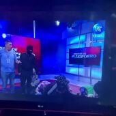 El angustioso momento en que una banda asalta un canal de TV de Ecuador apuntando a periodistas