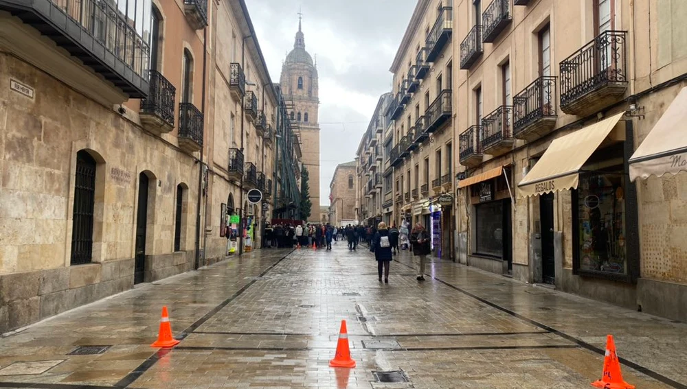 La Rúa Mayor de Salamanca, cortada por la aglomeración de gente en la puerta de la tienda de Unionistas