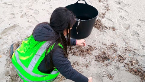 Llegan los micropl&aacute;sticos a la costa asturiana