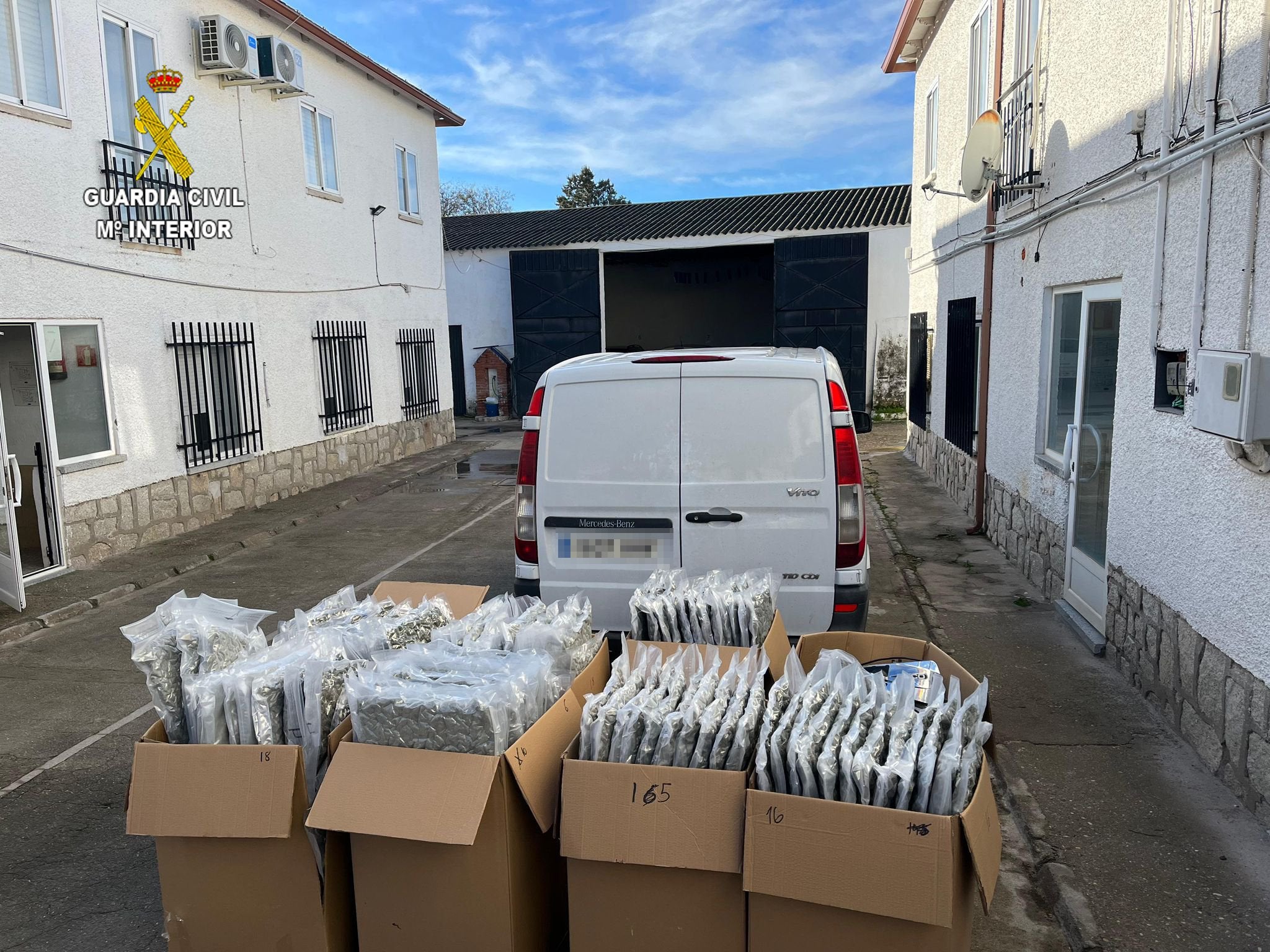 La Guardia Civil incauta 218 kg de marihuana envasada al vacío lista para ser transportada en la localidad de Santa Olalla La Guardia Civil incauta 218 kg de marihuana envasada al vacío lista para ser transportada en la localidad de Santa Olalla