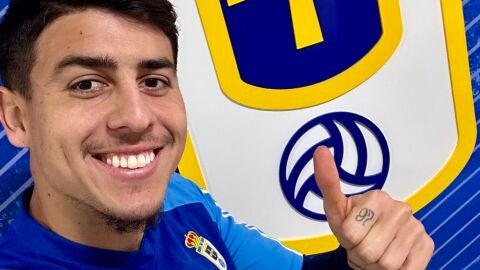 10-1 Santiago Colombatto hace un gesto de aprobaci&oacute;n en el Requex&oacute;n