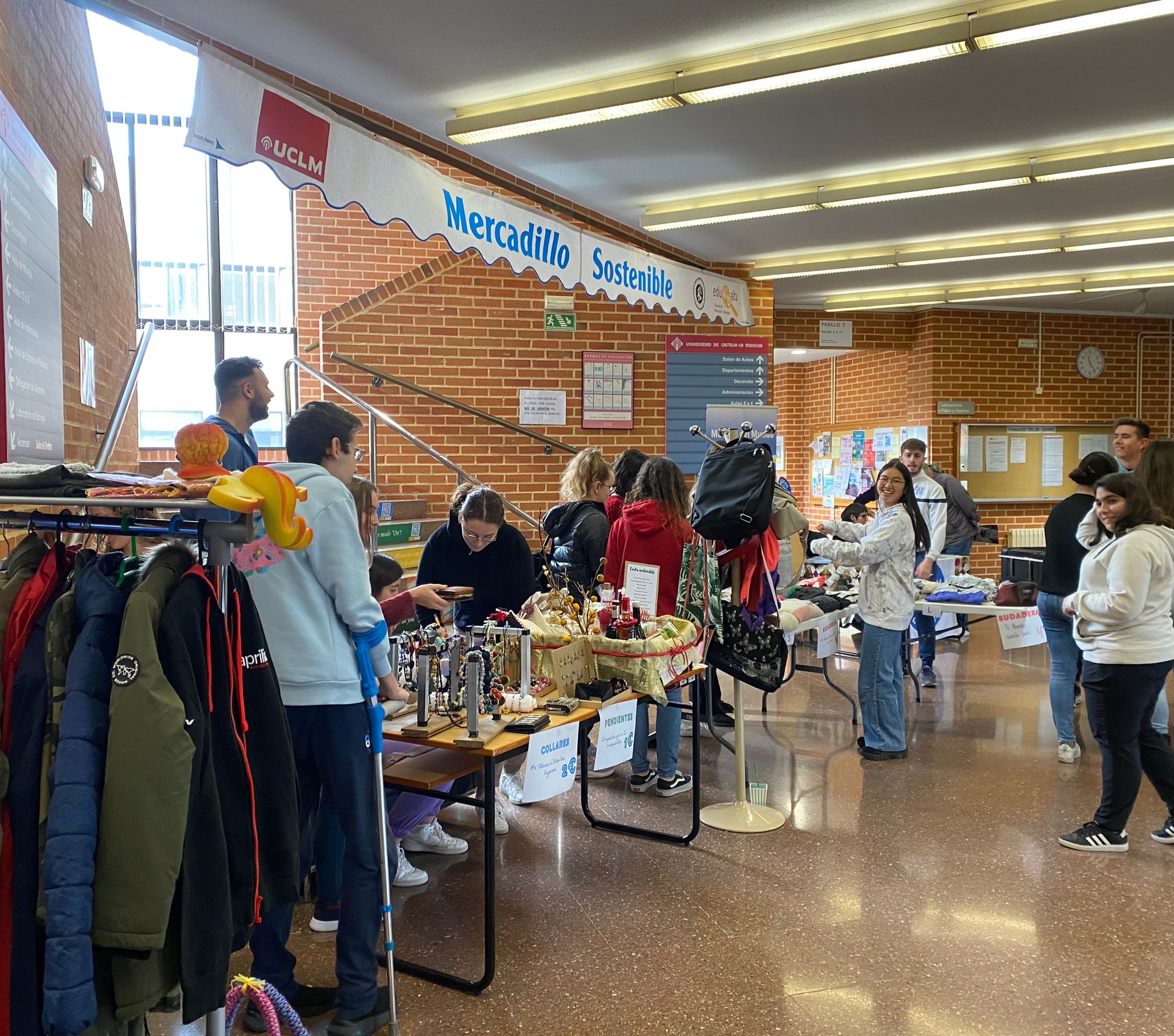 El ‘Mercadillo Sostenible’ de la Facultad de Educación de Albacete recogió cerca de 400 prendas de ropa y complementos El ‘Mercadillo Sostenible’ de la Facultad de Educación de Albacete recogió cerca de 400 prendas de ropa y complementos