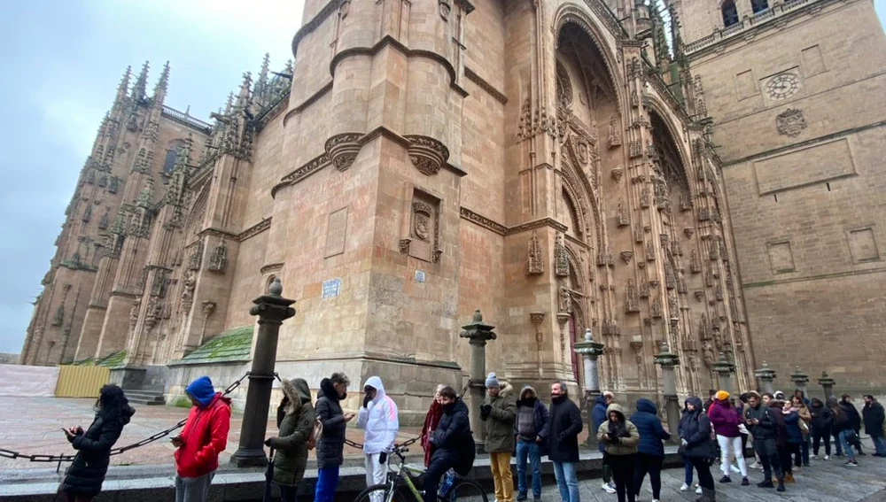 Cola en el entorno de las catedrales de Salamanca
