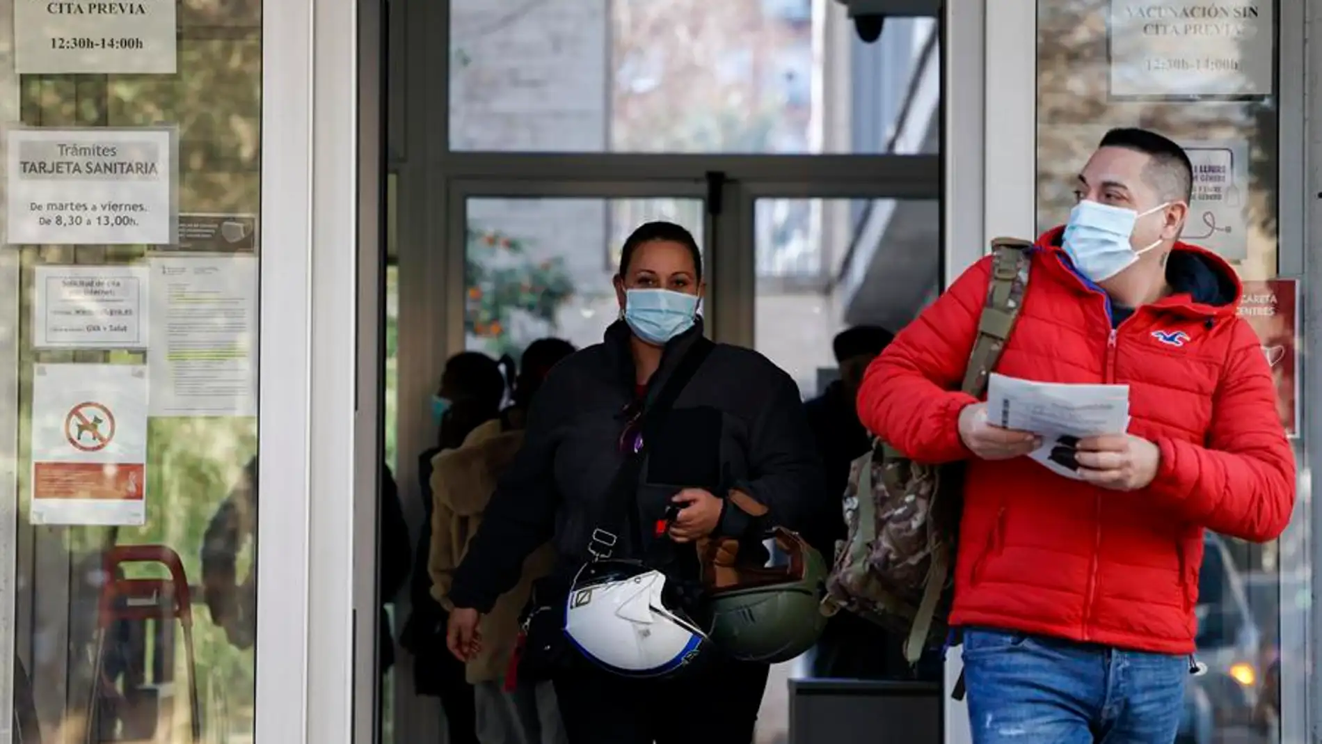 Dos personas salen de un centro de salud protegidos con una mascarilla cuando los ciudadanos de la Comunitat Valenciana. EFE/Biel Aliño
