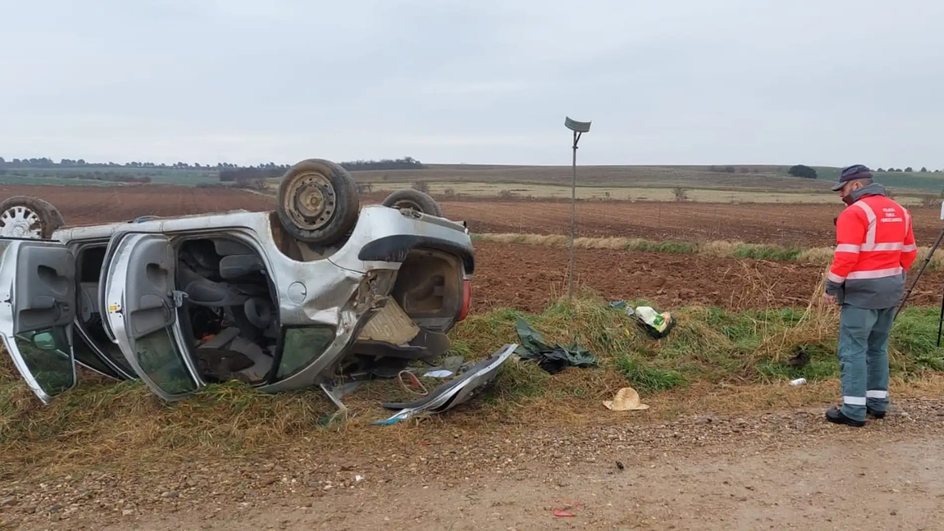 Fallece un hombre de 44 años tras volcar con su coche en Funes