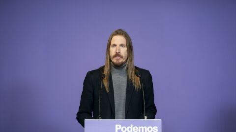 El portavoz de Podemos Pablo Fern&aacute;ndez durante una rueda de prensa, en la sede de Podemos, a 8 de enero de 2024