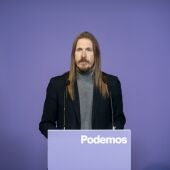 El portavoz de Podemos Pablo Fernández durante una rueda de prensa, en la sede de Podemos, a 8 de enero de 2024