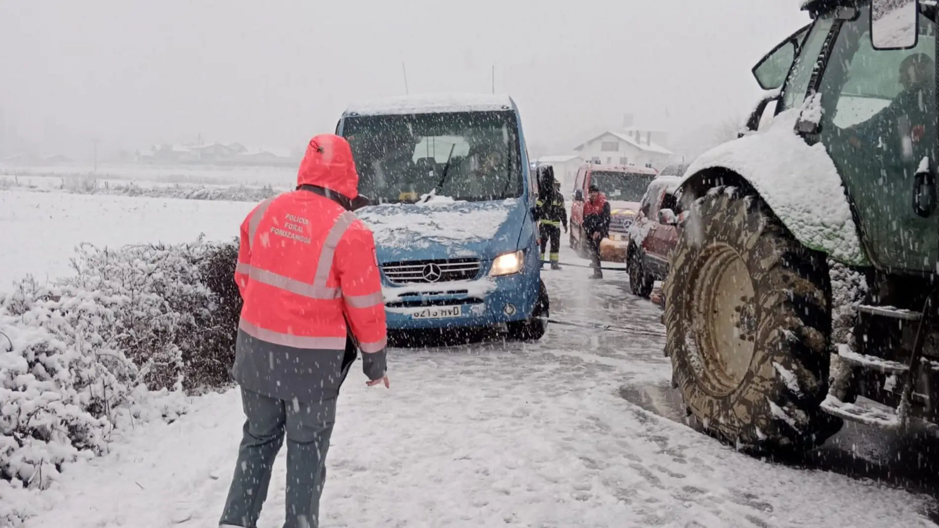 Un bus escolar se sale de la vía en la Ultzama a causa de la nieve