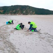 Las brigadas de limpieza ya retirar los pellets de las playas asturianas