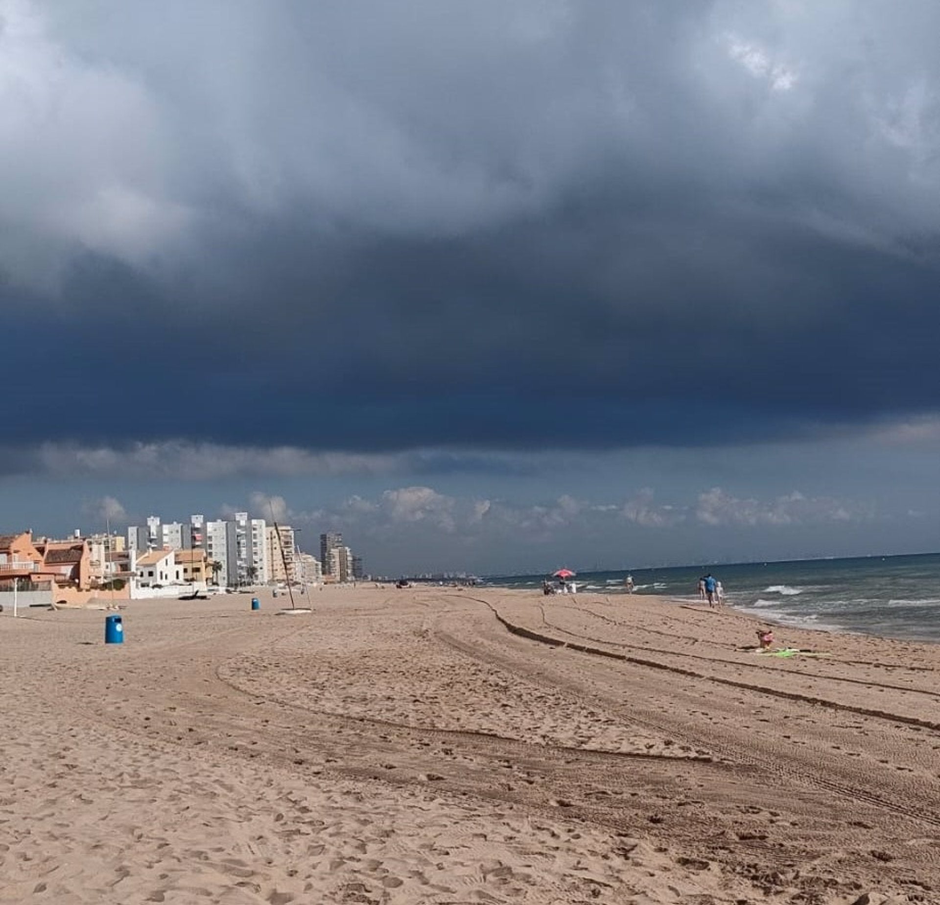 Una inspección en El Perellonet (València) no detecta restos de pellets aunque se seguirá observando la zona Una inspección en El Perellonet (València) no detecta restos de pellets aunque se seguirá observando la zona
