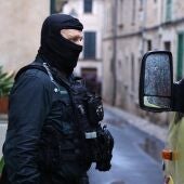 Un agente de la Guardia Civil junto a una ambulancia durante el operativo desarrollado en Sóller, donde un hombre se había atrincherado en su casa con un cuchillo y dos ballestas