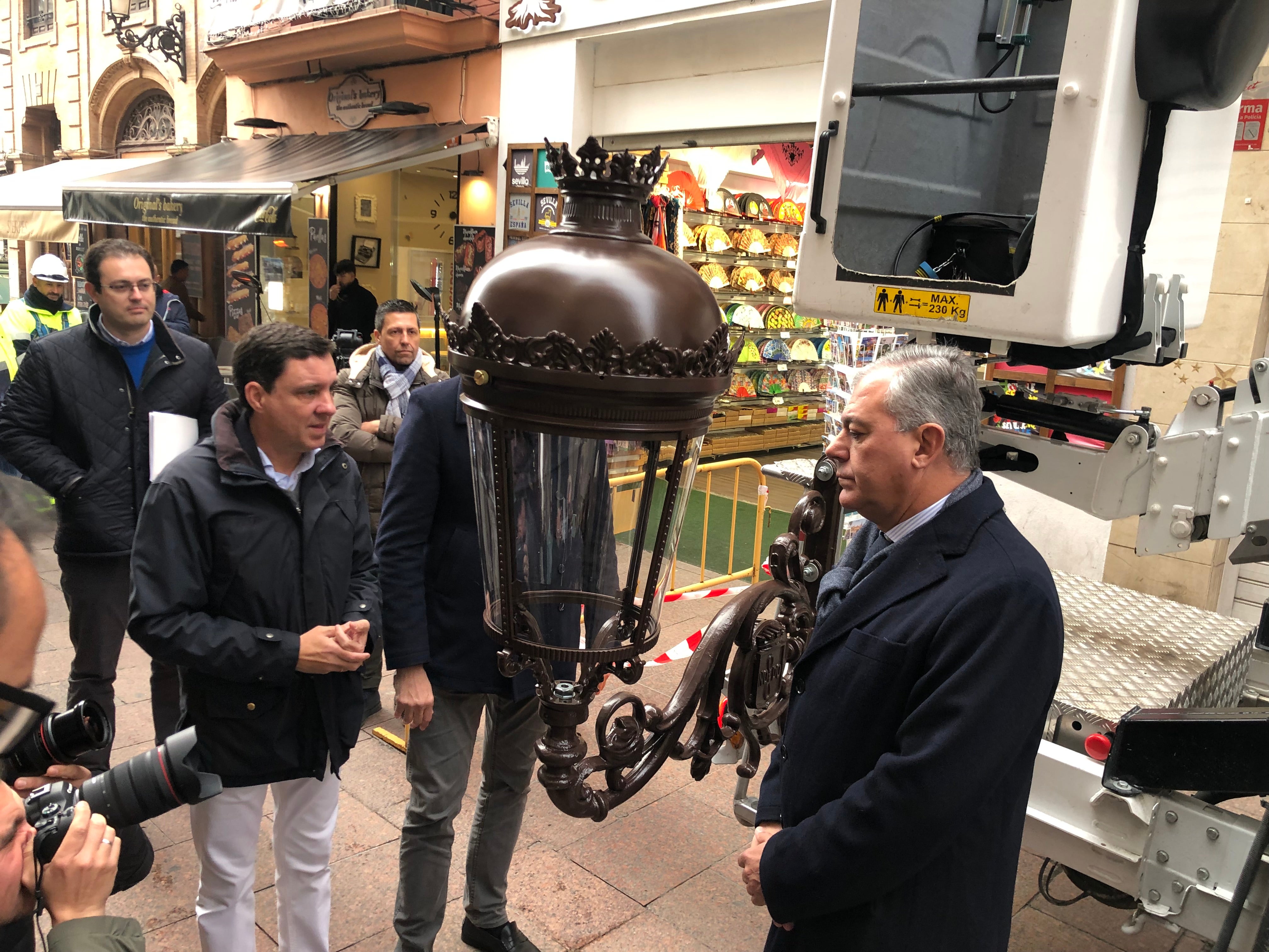 Farolas fernandinas para las calles del centro de Sevilla Farolas fernandinas para las calles del centro de Sevilla