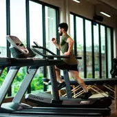 Un hombre corriendo en una cinta de gimnasio Un hombre corriendo en una cinta de gimnasio