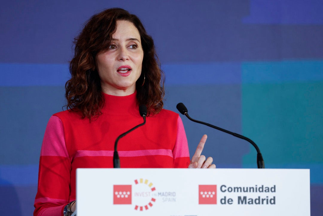 Ayuso responde a las críticas por la mascletá: "Los patos, en Valencia, lo resisten todo y, en Madrid, patas arriba a la primera" Ayuso responde a las críticas por la mascletá: "Los patos, en Valencia, lo resisten todo y, en Madrid, patas arriba a la primera"