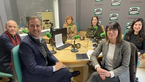 De izq. a dcha.: José Ruiz, José Navarro, Aurora Rodil, Esther Díez y Patricia Maciá con Mayte Vilaseca De izq. a dcha.: José Ruiz, José Navarro, Aurora Rodil, Esther Díez y Patricia Maciá con Mayte Vilaseca