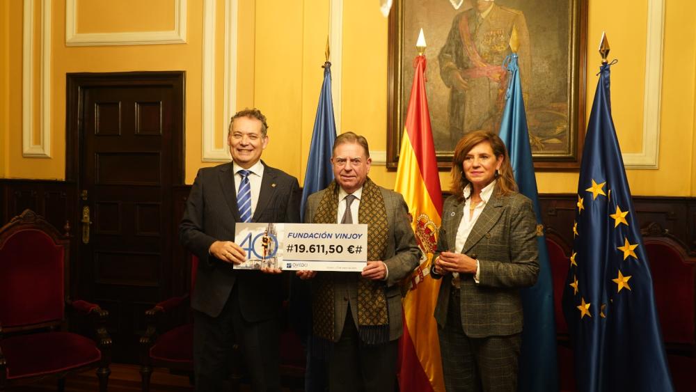 Alfredo Canteli entrega la recaudación de la San Silvestre de Oviedo, más de 19.600 euros, a la Fundación Vinjoy Alfredo Canteli entrega la recaudación de la San Silvestre de Oviedo, más de 19.600 euros, a la Fundación Vinjoy