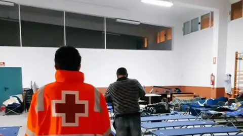 Personal de Cruz Roja Alicante asiste a las personas sin hogar Personal de Cruz Roja Alicante asiste a las personas sin hogar